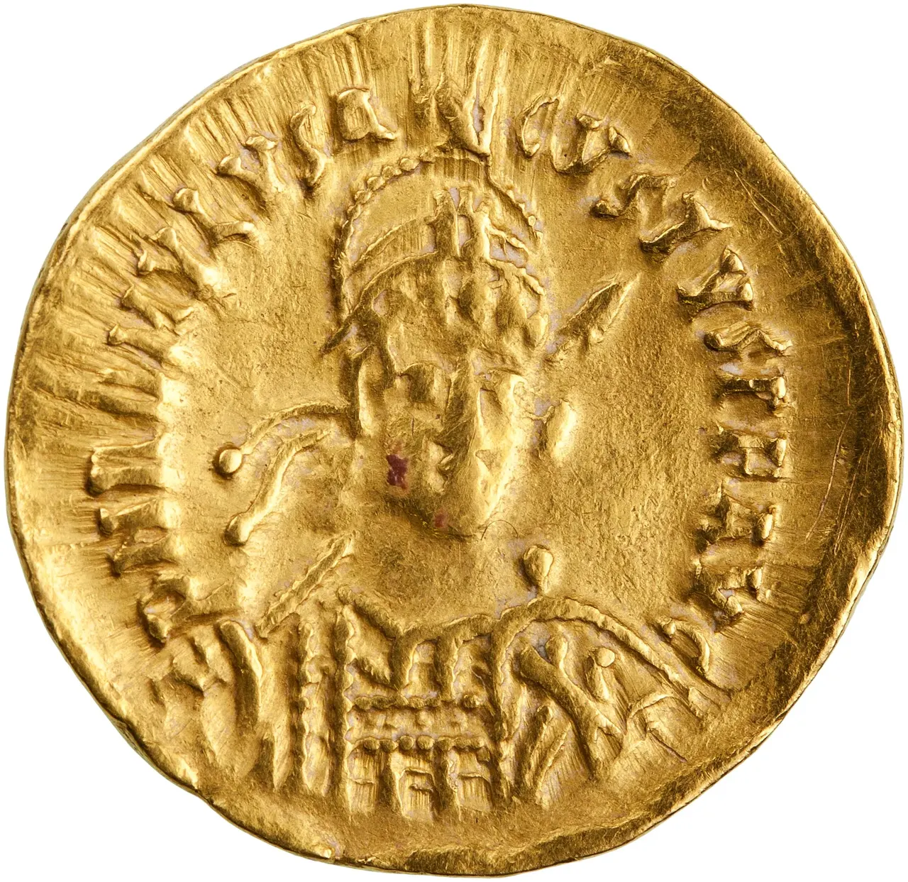Cepheden bakan miğferli bir imparator büstü taşıyan altın sikke; kenarında daire hâlinde Latince yazı, yüzey hafif aşınmış.