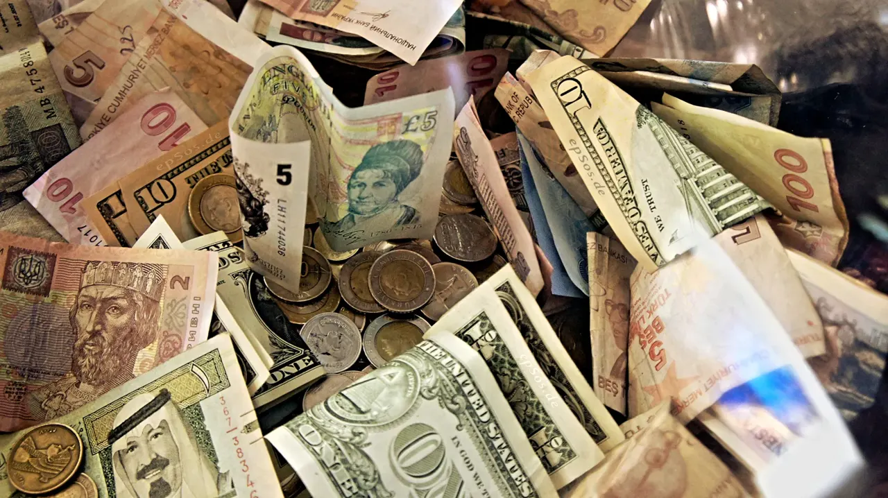 Yan yana serilmiş, farklı ülkelere ait çeşitli renk ve boyutlarda kâğıt banknotlar.