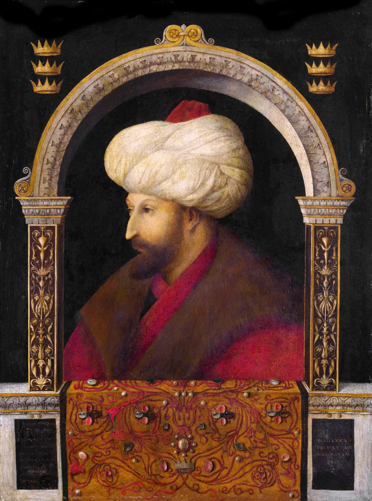 Profilden, beyaz sarıklı ve kürklü bir sultan; kemerli mimari çerçeve içinde portre.