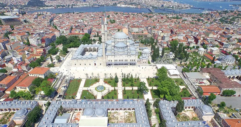 Fatih Camii ve Sahn-ı Seman medreselerinin havadan görünümü; arkada Haliç ve şehir.
