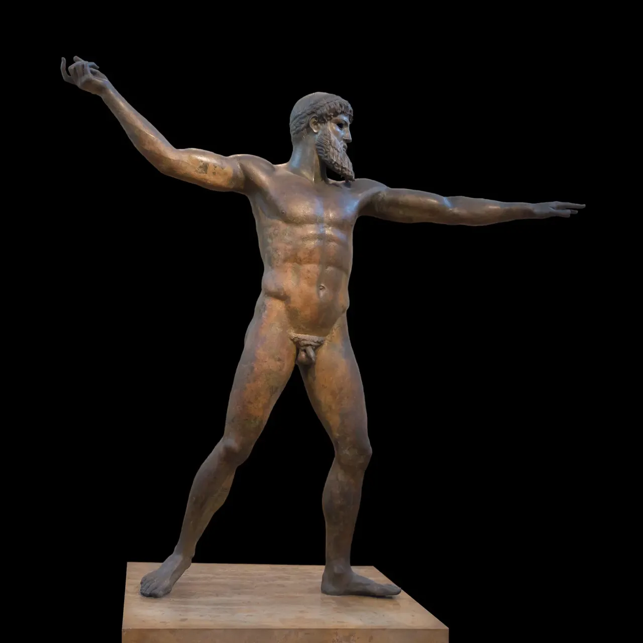 Kolları iki yana açık, sakallı bir erkeğin bronz heykeli; sağ kolunu fırlatmaya hazır geriye atmış, adım atar pozisyonda.
