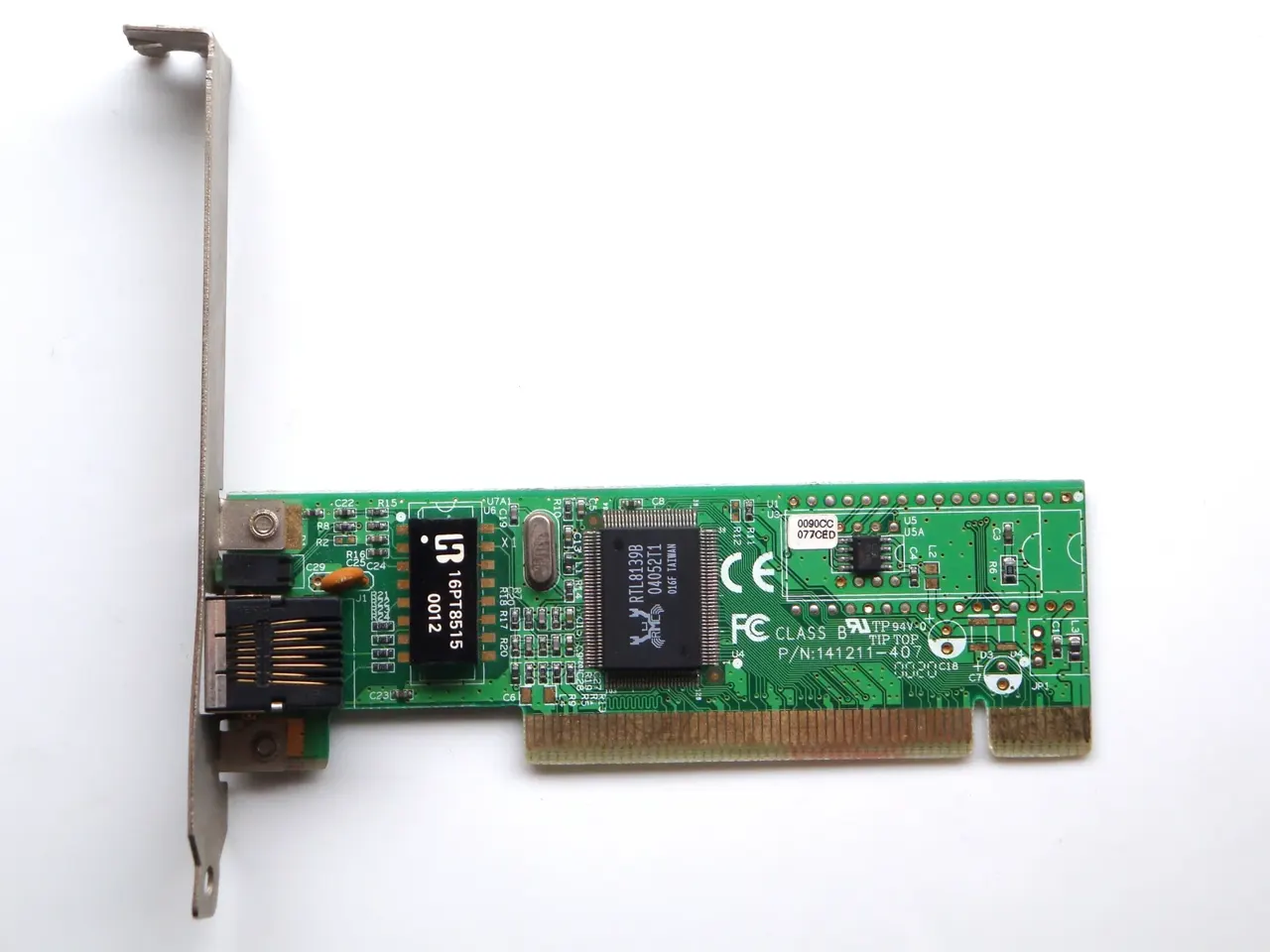 Yeşil devre kartı: üzerinde yongalar, bir ethernet soketi ve metal braket bulunuyor.