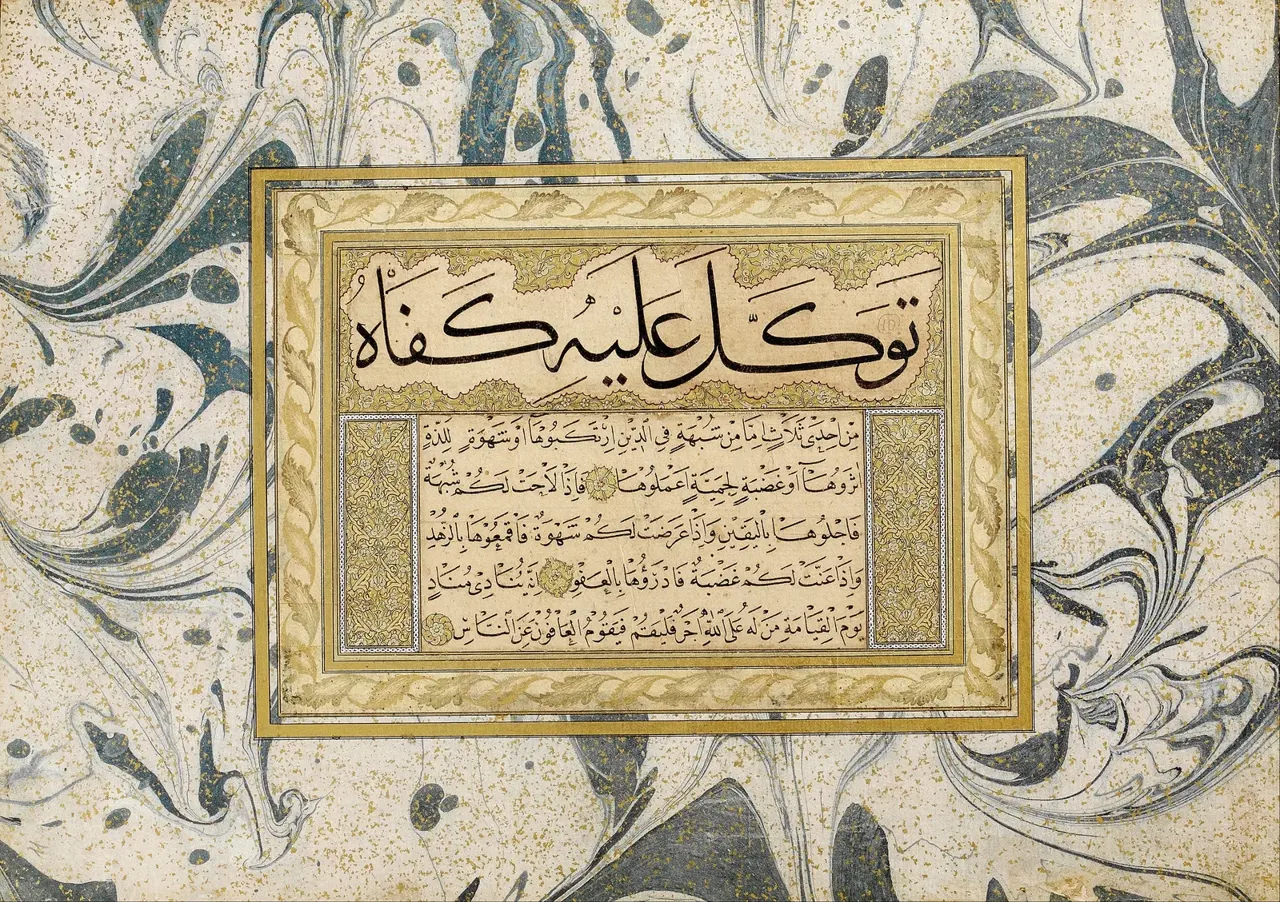 Açılmış bir hat albümünün iki sayfası; her sayfada süslü çerçeveler içinde farklı boyutlarda yazı blokları var.