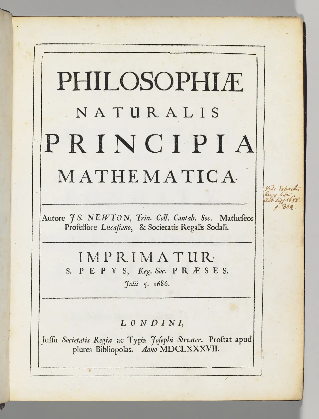 Eski bir kitabın Latince başlık sayfası: ortada büyük harflerle PHILOSOPHIAE NATURALIS PRINCIPIA MATHEMATICA yazıyor, altında baskı bilgileri ve bir mühür.