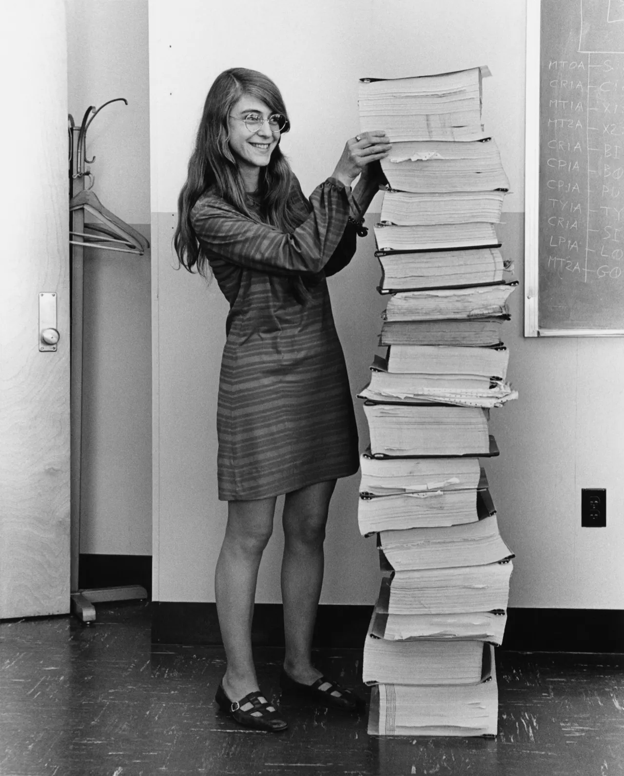 Margaret Hamilton, MIT'de Apollo uzay aracının bilgisayar yazılımını yazan ekibin başındaydı. O dönemde "yazılım" o kadar ciddiye alınmayan bir işti ki, Hamilton işine bir saygınlık kazandırmak için "software engineering" (yazılım mühendisliği) terimini kullanmaya başladı — bugün milyonlarca insanın mesleğinin adı, kısmen onun bu inadından doğdu. Yazdıkları kodun çıktısı kâğıda basıldığında, kâğıt destesi tam Hamilton'ın boyu kadar yükseliyordu; o fotoğraf bugün efsane oldu.
Asıl olay 20 Temmuz 1969'da yaşandı. Apollo 11'in iniş aracı Ay yüzeyine alçalırken, bordo bilgisayar aniden alarm vermeye başladı: 1202. Sonra 1201. Kimsenin beklemediği bir andı, iniş için sadece dakikalar kalmıştı. Houston'daki kontrol merkezinde herkes nefesini tuttu — iniş iptal mi edilmeliydi? Astronotlar yere çakılma riskiyle mi karşı karşıyaydı?
Sorun şuydu: bilgisayar kapasitesinin üstünde iş yapmaya zorlanıyordu (bir radar, gereğinden fazla veri göndererek işlemciyi boğuyordu). Ama işte Hamilton'ın dehası tam burada devreye girdi. O, yazılımı yıllar önce tasarlarken "ya bilgisayar aynı anda kaldıramayacağı kadar çok işle boğulursa?" diye düşünmüş ve bir öncelik sistemi kurmuştu. Yani bilgisayar tıkandığında çökmek yerine, önemsiz işleri kenara atıp sadece en kritik görevi — inişi — sürdürecek şekilde kendini yeniden başlatabiliyordu.
Tam da öyle oldu. Bilgisayar alarmları verirken bile en önemli işi yapmaya devam etti. Kontrol merkezindeki genç mühendisler bu alarmların tehlikesiz olduğunu bildikleri için "devam" dediler ve birkaç dakika sonra Neil Armstrong o ünlü cümleyi söyledi: "Kartal indi."
İşin güzel yanı şu: O an milyonlarca insan Armstrong'u ve Aldrin'i alkışladı, ama aslında onları yere indiren şeyin bir kısmı, yıllar önce bir kadının "ya bir şeyler ters giderse?" diye düşünüp yazdığı birkaç satır koddu. Bazen kahramanlık, kimsenin görmediği bir yerde, olmadan önce bir felaketi engellemektir.