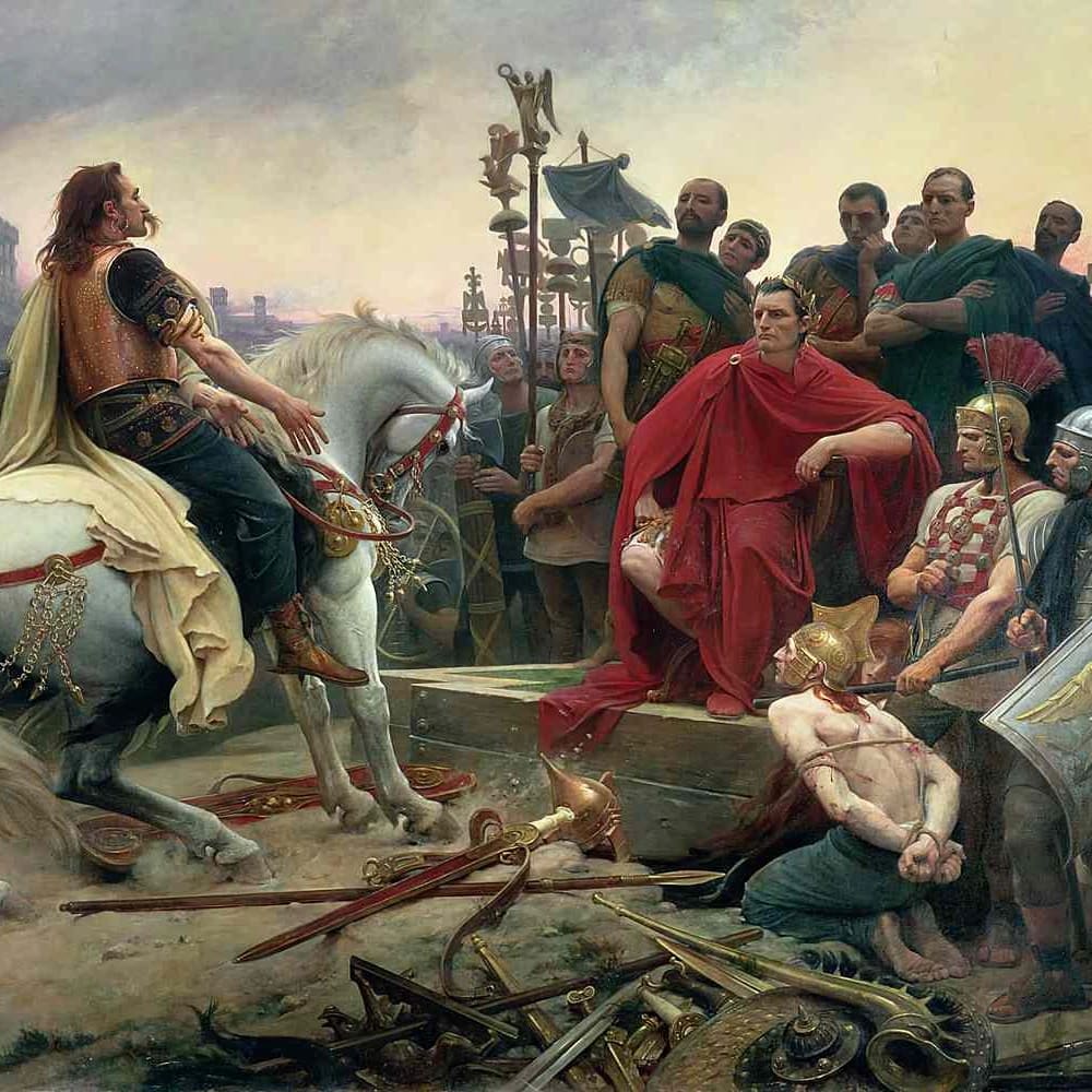 Alesia Kuşatması,
Jül Sezar, Galya'yı (bugünkü Fransa) fethederken, 80.000 kişilik ordusuyla Alesia tepesine kapanan isyancı lider Vercingetorix ile karşılaştı. Sezar doğrudan saldırmak yerine, kasabanın etrafına 18 kilometrelik devasa bir duvar ördürdü. Hedef netti: Düşmanı içerde açlığa mahkum etmek.

Ancak asıl hikâye, dışarıdan devasa bir Galya destek ordusunun geldiğini öğrenince başladı. Çoğu komutan kaçardı ama Sezar imkânsızı yaptı: Dışarıya dönük ikinci bir duvar daha inşa etti! Sezar artık ordusuyla beraber iki duvarın, dolayısıyla iki düşman ordusunun arasına kendi isteğiyle hapsolmuştu. Kuşatmacıyken kuşatılan olmuştu.

İki ateş arasında kalan Romalılar için savaş korkunçtu. Savunmanın çökmek üzere olduğu o en kritik anda Sezar, meşhur kırmızı pelerinini dalgalandırarak bizzat cepheye koştu ve askerlerine cesaret vererek hattı tuttu.

Sonuç mu? Duvarlar yıkılmadı, destek ordusu dağıldı ve Vercingetorix teslim oldu. Sezar koca bir coğrafyayı kılıç darbeleriyle değil; mühendislik, zekâ ve çelik gibi bir sinirle dize getirmişti!