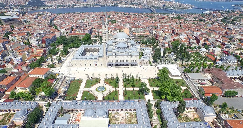 Fatih Camii ve Sahn-ı Seman medreselerinin havadan görünümü; arkada Haliç ve şehir.